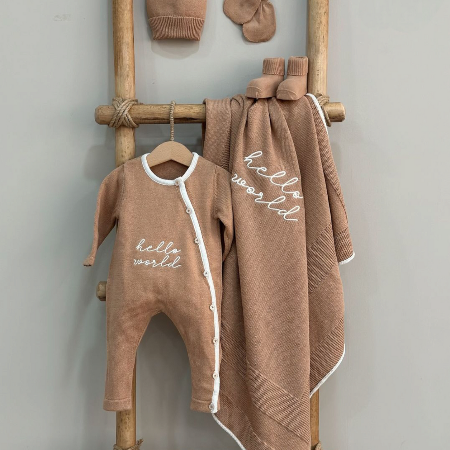 Hello world newborn giftset